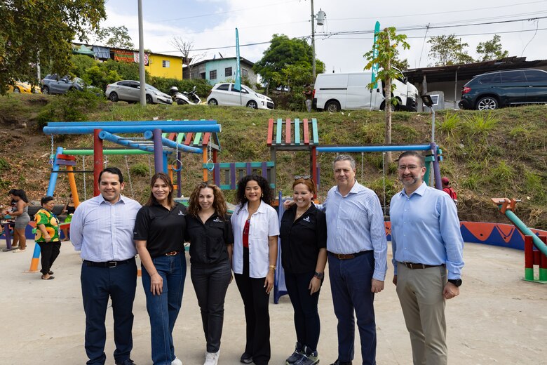 Banesco Panamá presenta en San Miguelito, su tercer Parque de Amor, hecho 100% con descartes plásticos