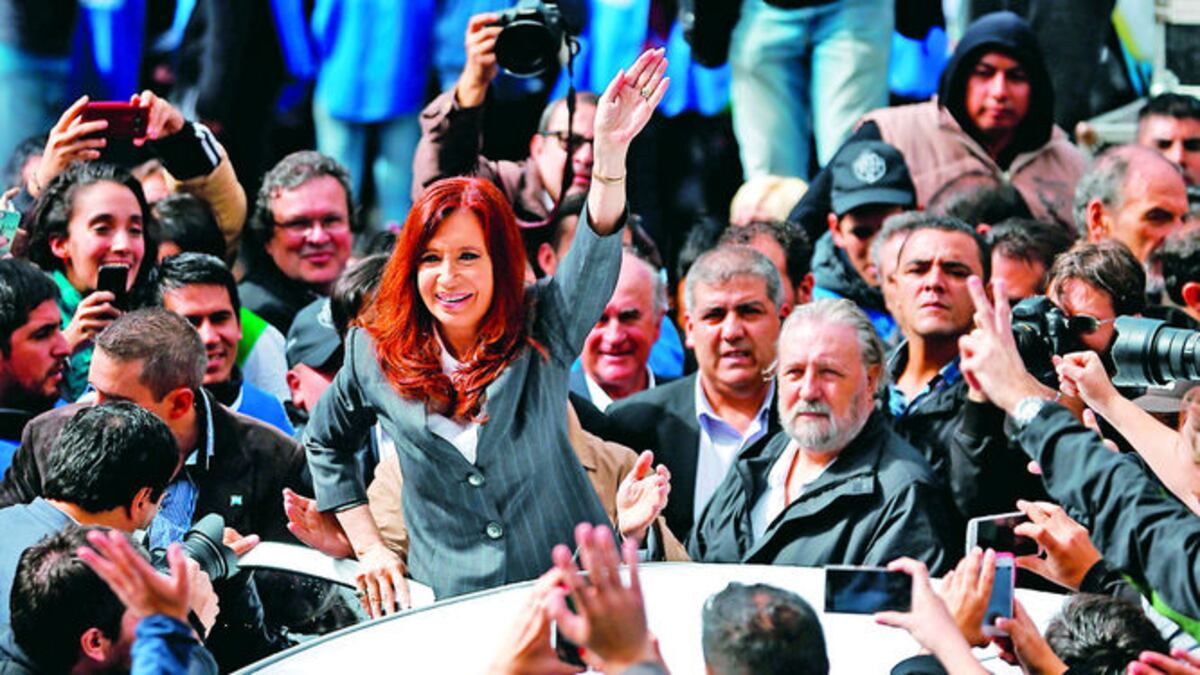 Cristina Fernández se despide luego de acudir a la indagatoria y dar un discurso ante sus seguidores.REUTERS