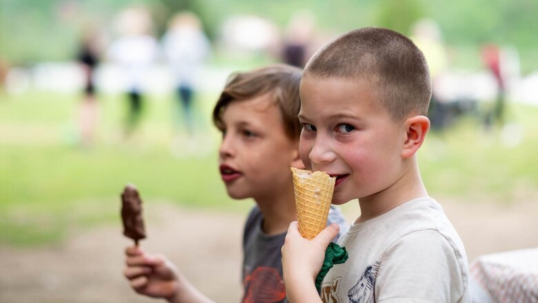 Por qué cuando tomamos helados o bebidas frías tenemos la sensación de que nos duele el cerebro (y cómo evitarlo)