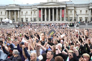 Flores en el Támesis para recordar a la diputada británica asesinada