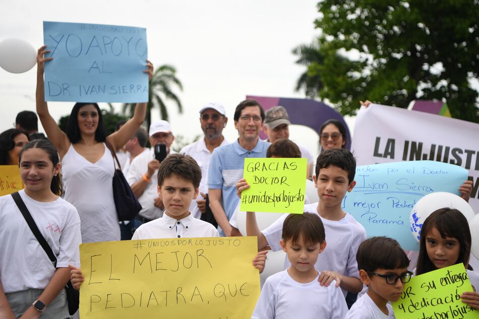 Protesta pacífica en respaldo al neonatólogo Iván Sierra por condena de cinco años de cárcel