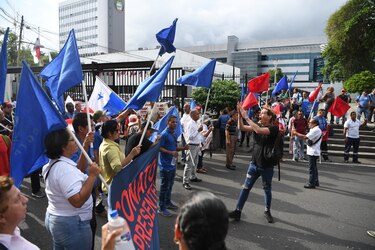 Protestas en la Asamblea Nacional contra la designación de Dino Mon en la CSS
