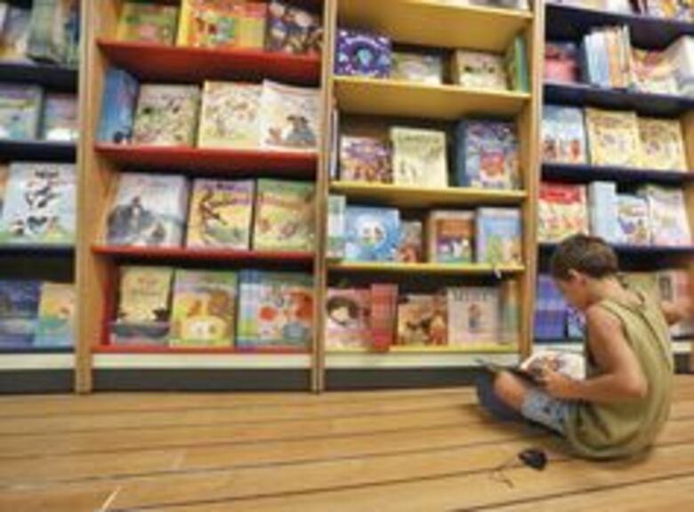 Bibliobuque ancla en aguas canaleras