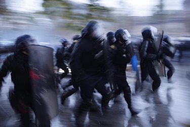 Francia registra casi 1,000 detenidos en las manifestaciones y se esperan más arrestos
