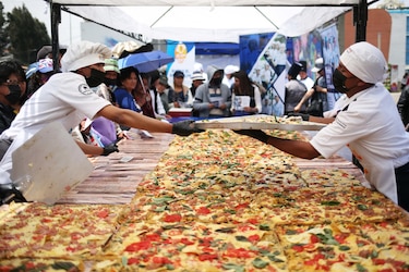 Presentan en Bolivia la pizza ‘más grande’ a base de huevo para impulsar su consumo