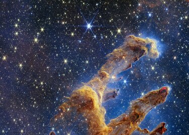 El telescopio James Webb permite ver Los Pilares de la Creación llenos de estrellas