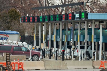 Estados Unidos cierra frontera con Canadá para tráfico no esencial y excluye comercio