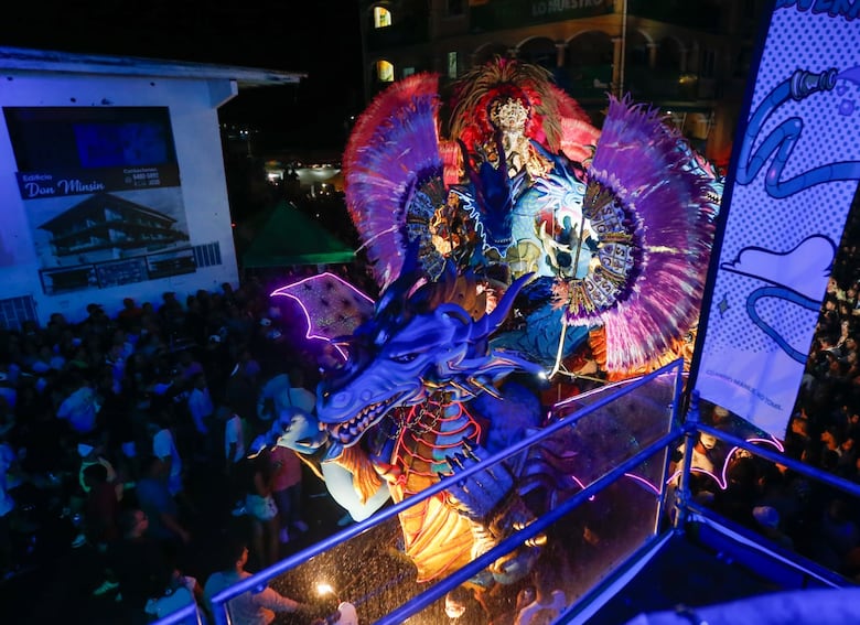 Las Reinas de Calle Arriba y Calle Abajo deslumbran en Las Tablas con un espectacular desfile