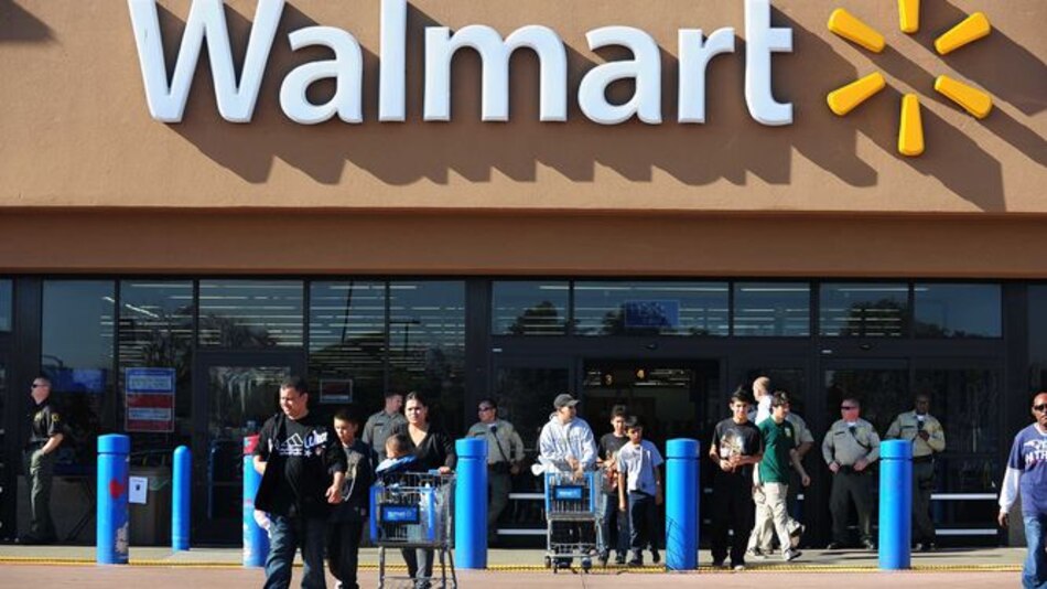Wal-Mart abre local para clientes en línea en el patio de Amazon