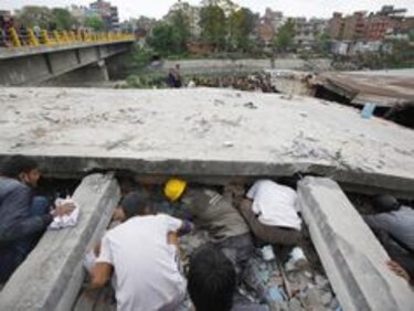 Fuerte sismo mata a cientos de personas, la mayoría en Nepal