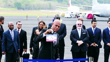 Reciben a presidente de Haití con la bandera de Canadá