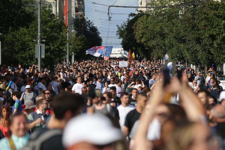 Cientos de miles protestan en Belgrado para exigir elecciones anticipadas en Serbia