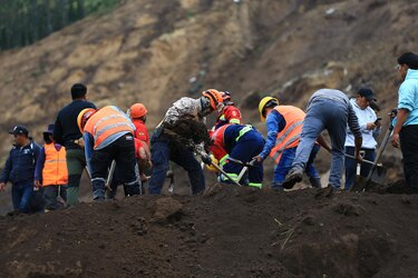Suben a 23 los muertos por alud en Ecuador y 67 personas siguen desaparecidas
