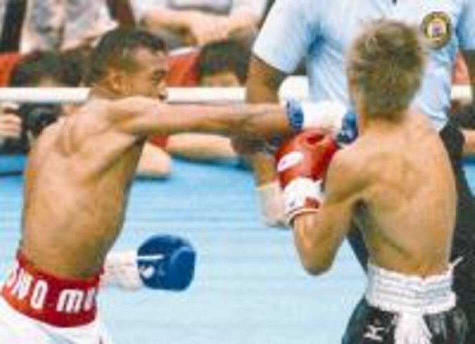 Muñoz gana por nocáut y sigue como campeón