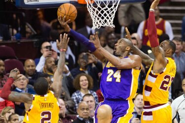 Curry, Irving y LeBron se pasean en la cancha antes del receso por el Juego de Estrellas