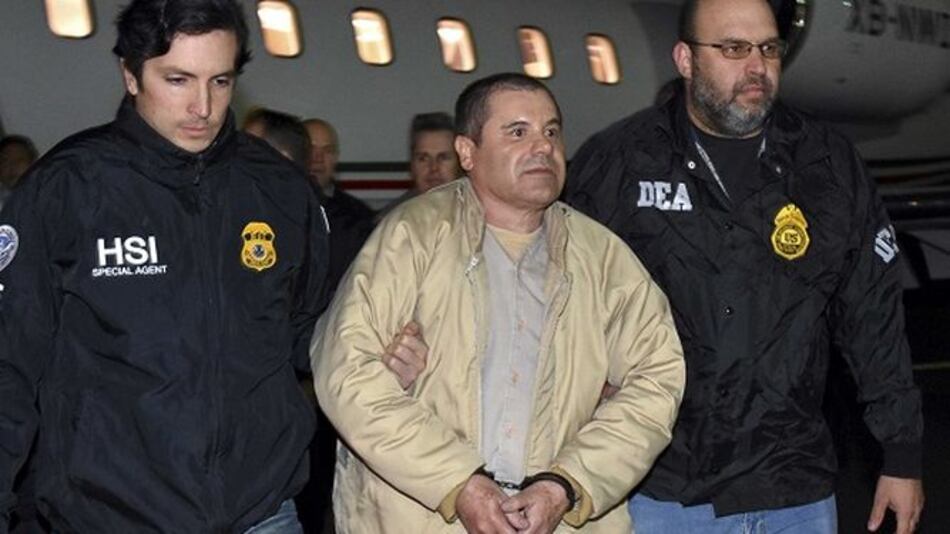 El Chapo Guzmán pide abrazar a su joven esposa al empezar el juicio