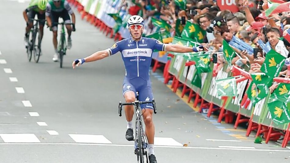 Gilbert gana la etapa de la Vuelta, Roglic sigue líder