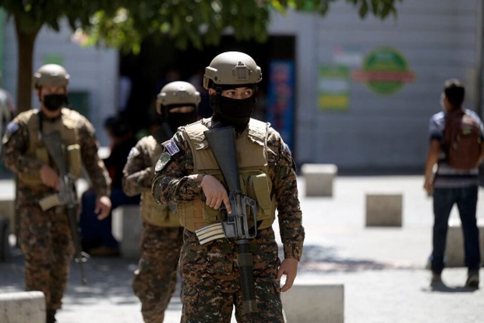 Bukele declara ‘estado de excepción’ y amenaza a pandilleros con represalias, si no ‘dejan de matar’