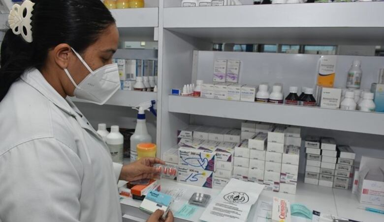 Reducción de precios en 20 medicamentos; propietarios de farmacias y pacientes reaccionan