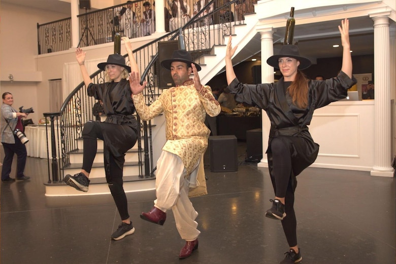 Sammi y Safi, la historia de amor entre un musulmán y una judía que se gestó mientras rescataban personas de las manos del Talibán