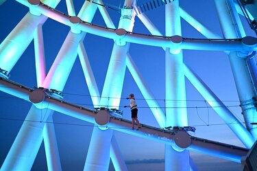 Escalar una torre de 57 pisos en China, atracción para turistas en busca de adrenalina
