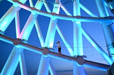 Escalar una torre de 57 pisos en China, atracción para turistas en busca de adrenalina