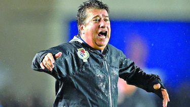 Bolillo Gómez ante los ticos
