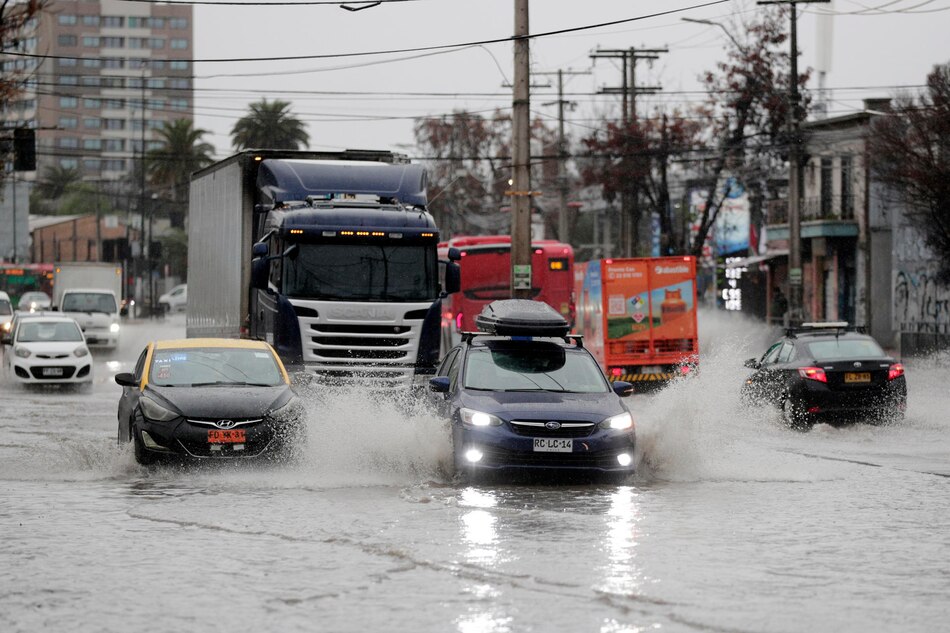 Miles de damnificados y caos por intensas lluvia en Santiago de Chile y el centro del país