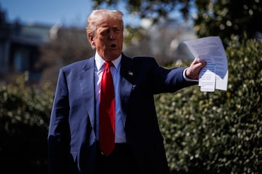De la nación indispensable a la impredecible: Trump y la demolición del liderazgo global de Estados Unidos 