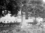 Sobre bustos, parques y plazas