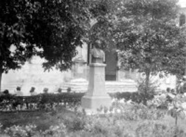 Sobre bustos, parques y plazas