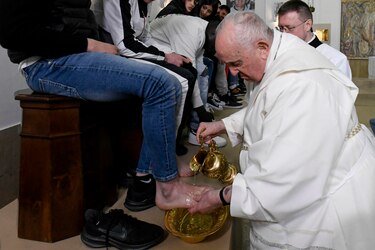 El papa Francisco lava los pies de 12 jóvenes presos el Jueves Santo