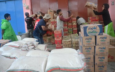 Lluvias torrenciales dificultan la búsqueda de supervivientes del sismo en Indonesia