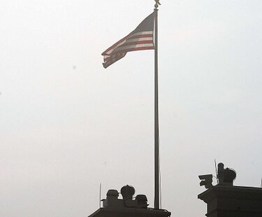 Elevan las banderas en la Casa Blanca tras la muerte de McCain