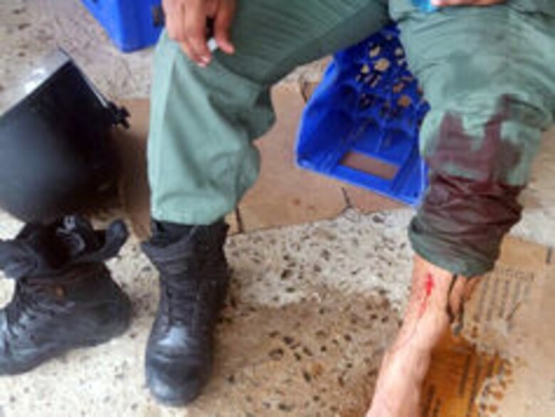 Protesta de indígenas deja tres policías heridos