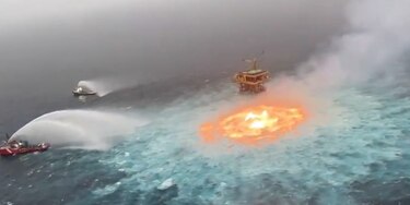 Pemex combate incendio cerca de plataforma satélite en el Golfo
