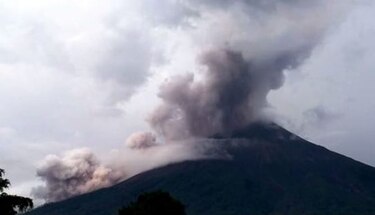 Volcán de Fuego entra en fase eruptiva y provoca evacuaciones en Guatemala