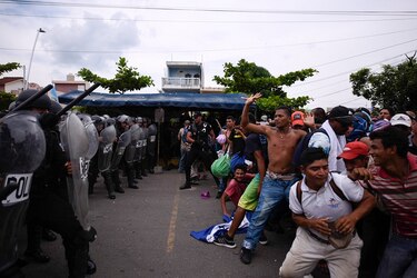 Nuevo grupo de hondureños rompen cerco policial en intento de unirse a caravana