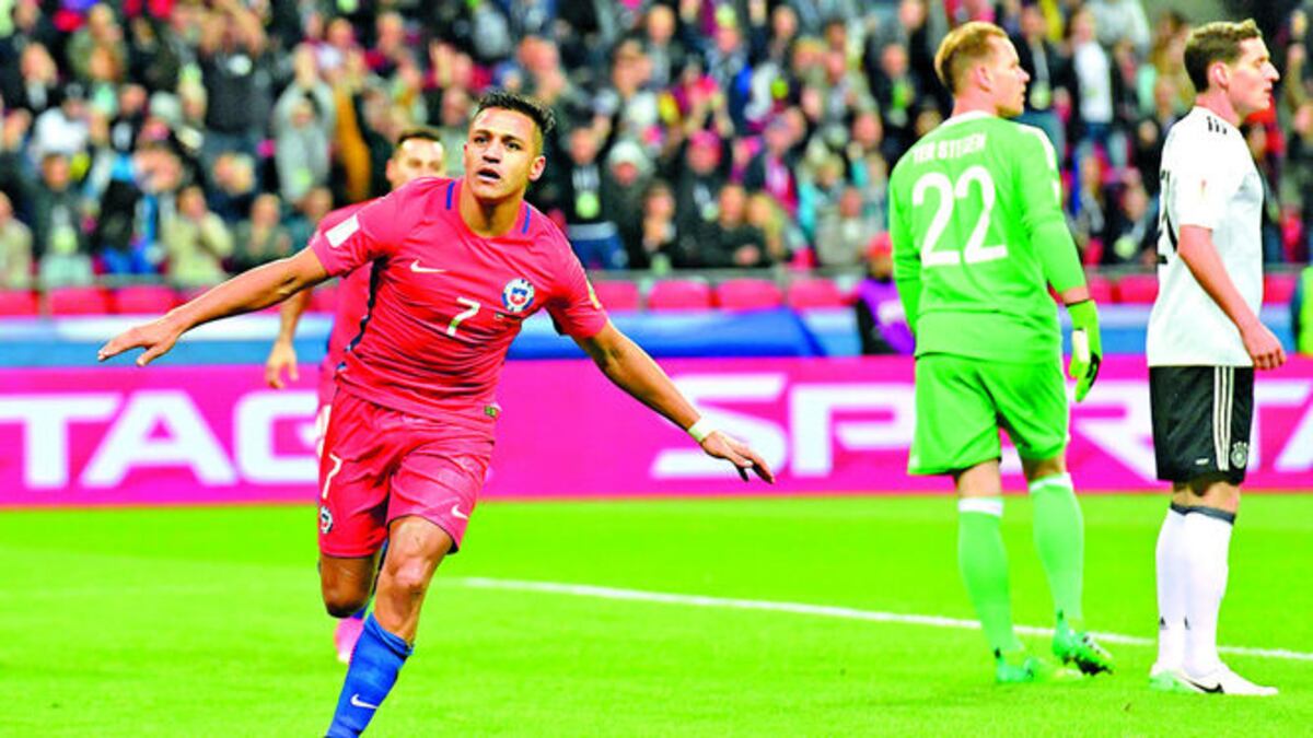 Sánchez, de Chile, abre sus brazos y recorre el Kazan Arena de Rusia tras anotar.