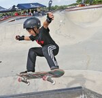 Los reyes de la patineta en la cinta costera