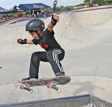 Los reyes de la patineta en la cinta costera