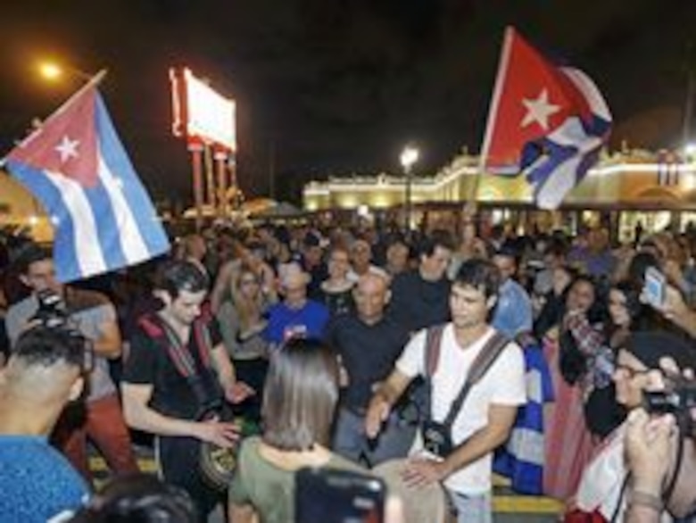 Festejos y pesar tras la muerte de Fidel Castro a los 90 años de edad