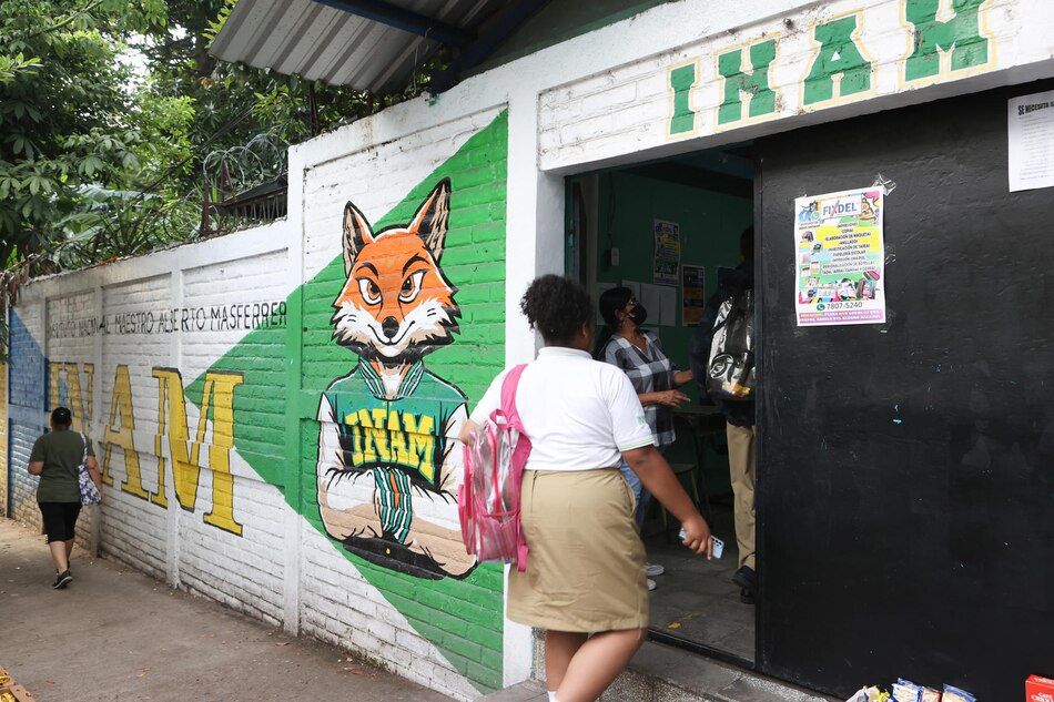 Nayib Bukele dice que la disciplina en las escuelas de El Salvador es para ‘evitar’ las pandillas