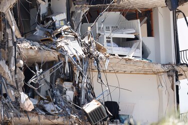 Muertos por derrumbe en Florida suben a 24; demolerán lo que quedó del edificio