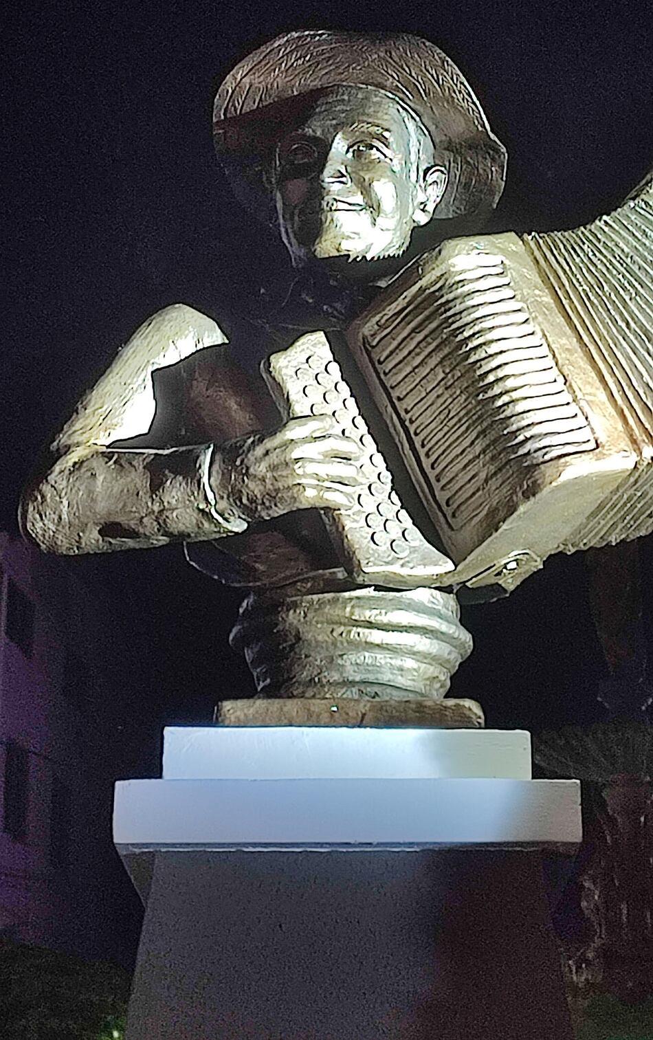 Emotiva develación del busto de Ceferino Nieto en Chitré