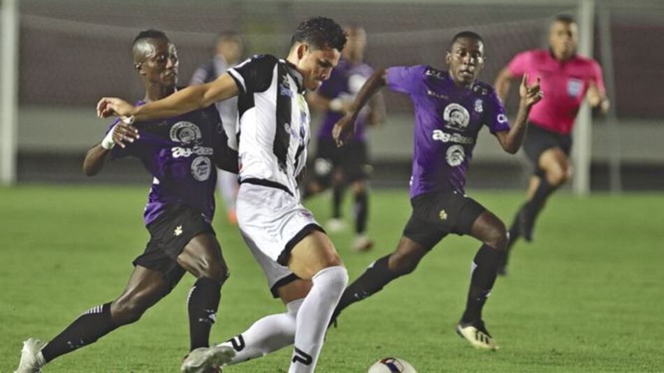 Tauro FC repite la dosis sobre Árabe en semifinales