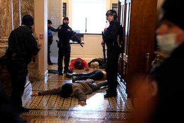 Enfrentamientos entre seguidores de Trump y la policía en el Capitolio