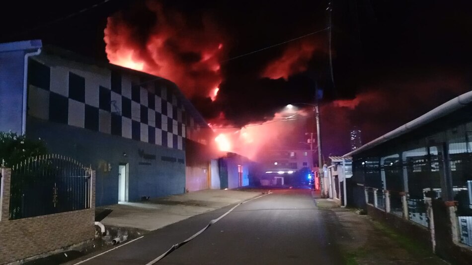 Voraz incendio en calle 14 de Río Abajo; más de 50 bomberos atienden la emergencia