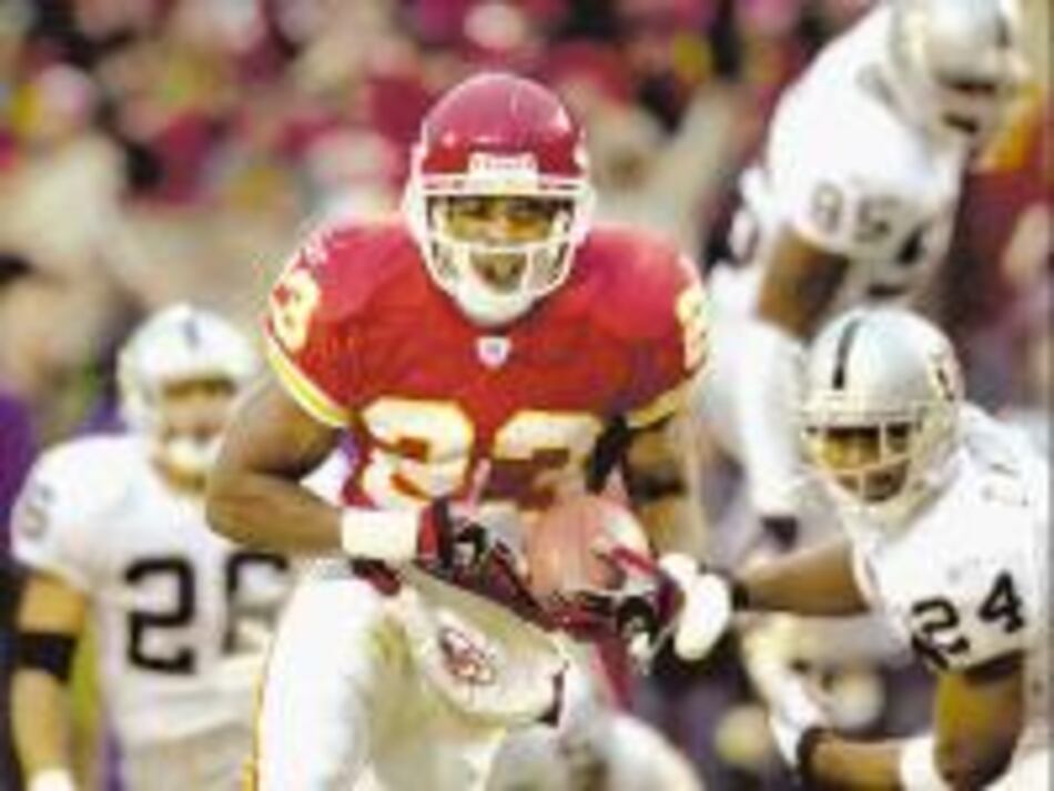 Chiefs le ganaron el duelo a los Raiders