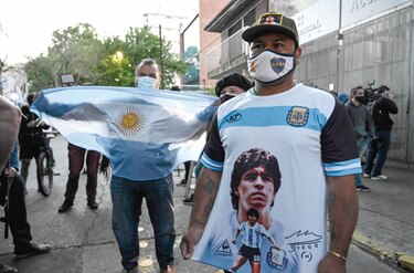 El astro Maradona no saldrá todavía de la clínica donde está internado